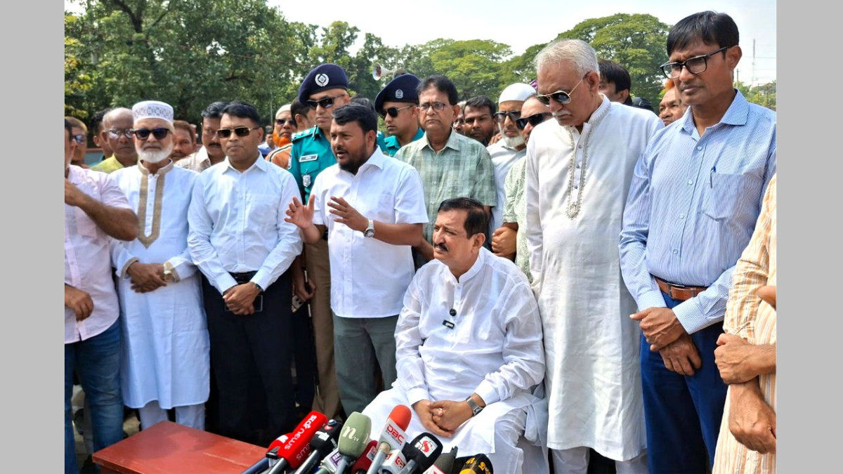 ব্রিফ করছেন ভূমিমন্ত্রী মিজানুর রহমান মিনু