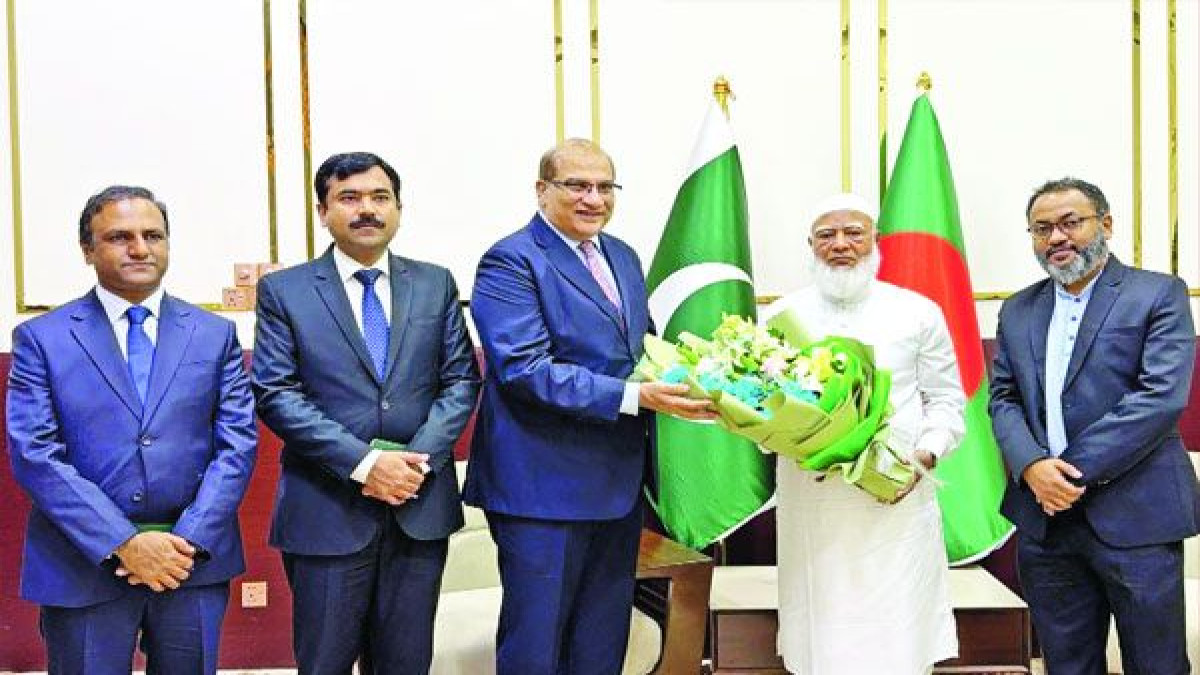 ডা. শফিকের সাথে পাকিস্তানের হাইকমিশনারের সৌজন্য সাক্ষাৎ