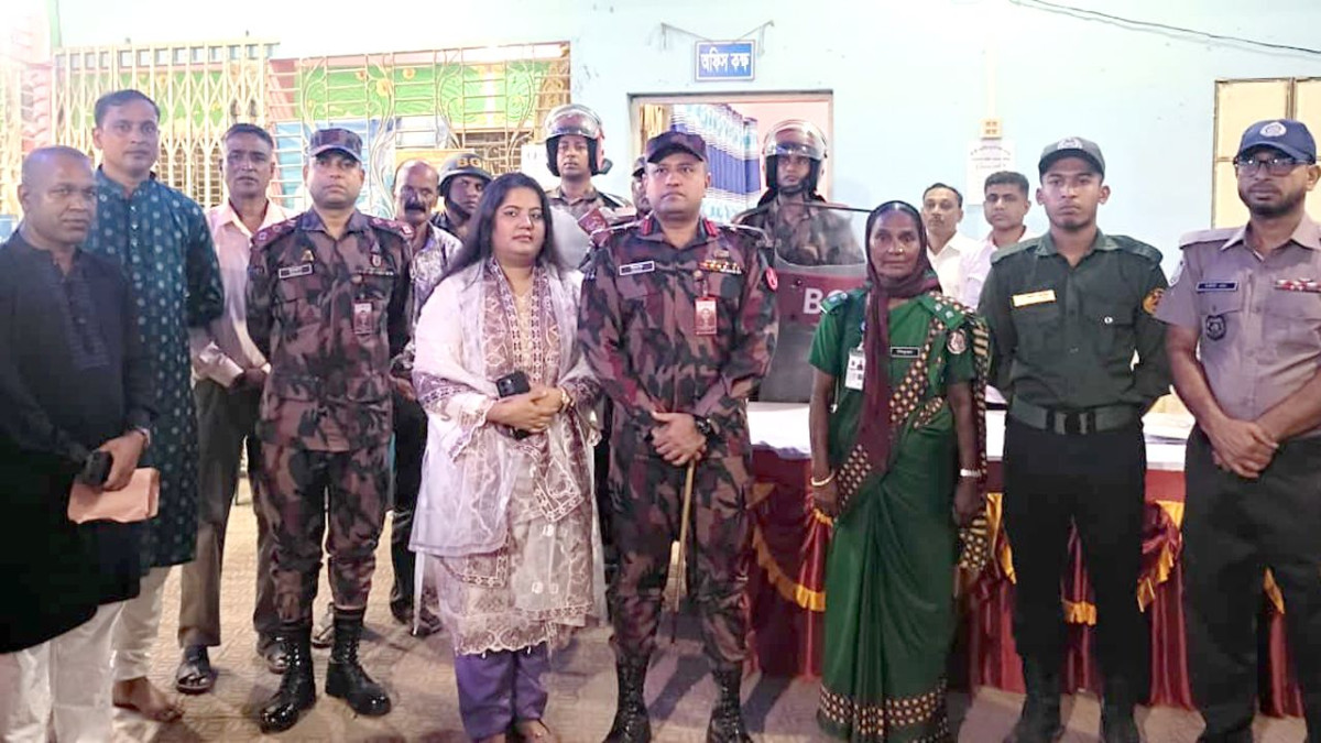 দীঘিনালায় বিজিবি অধিনায়কের পূজা মণ্ডপ পরিদর্শন