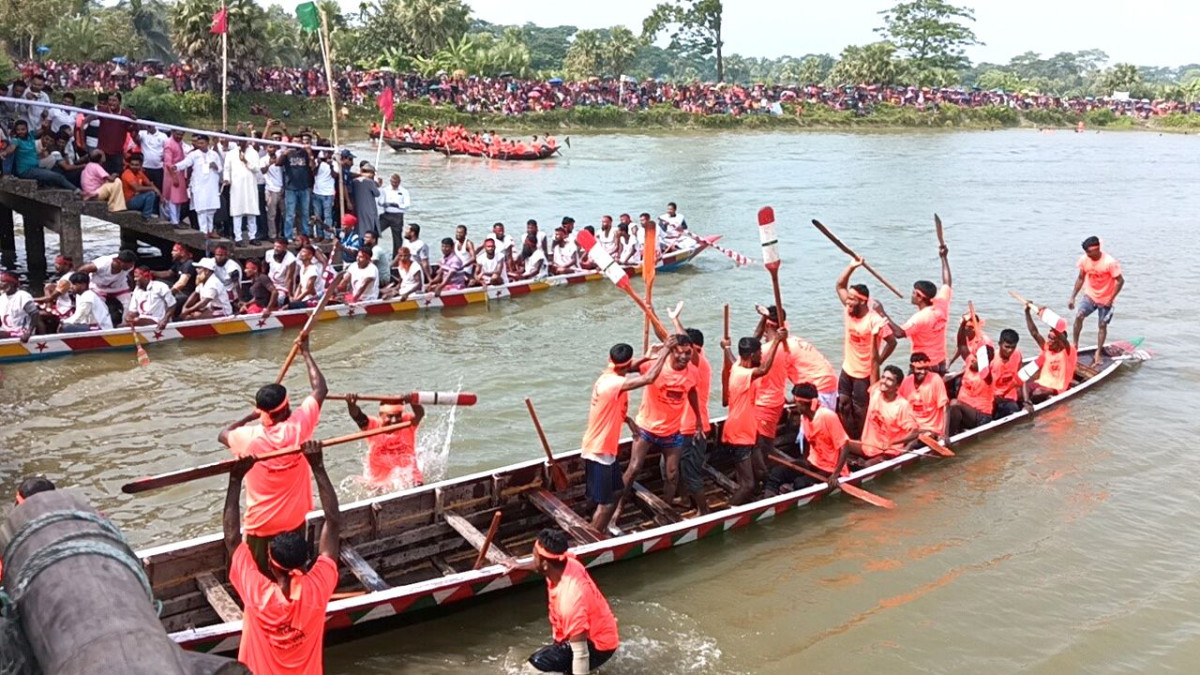 দশমিনায় ঐতিহ্যবাহী শারদীয় নৌকাবাইচ অনুষ্ঠিত