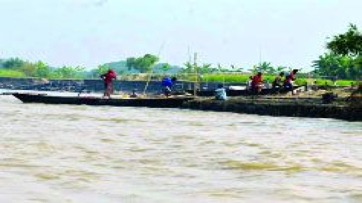 অভিযানের পরও থামছে না মতলবে ইলিশ শিকার