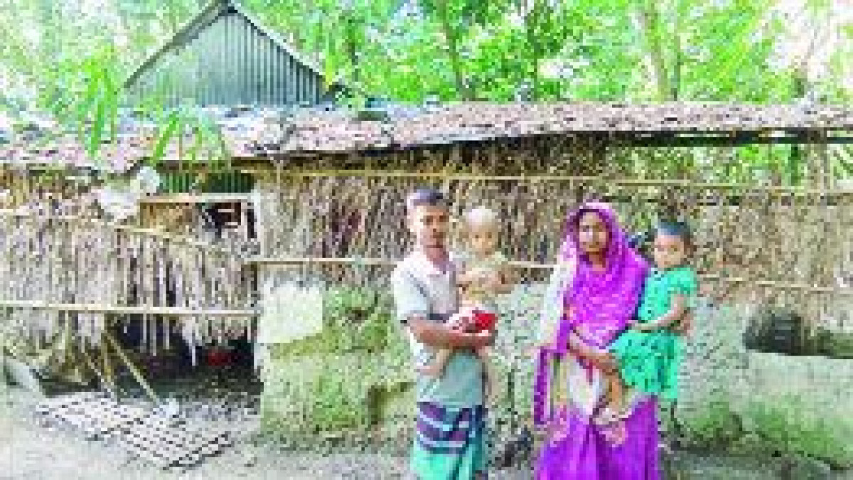 কঞ্চির বেড়া আর শত ছিদ্র চালে প্রয়োজন মাত্র ৮ বান্ডেল টিন