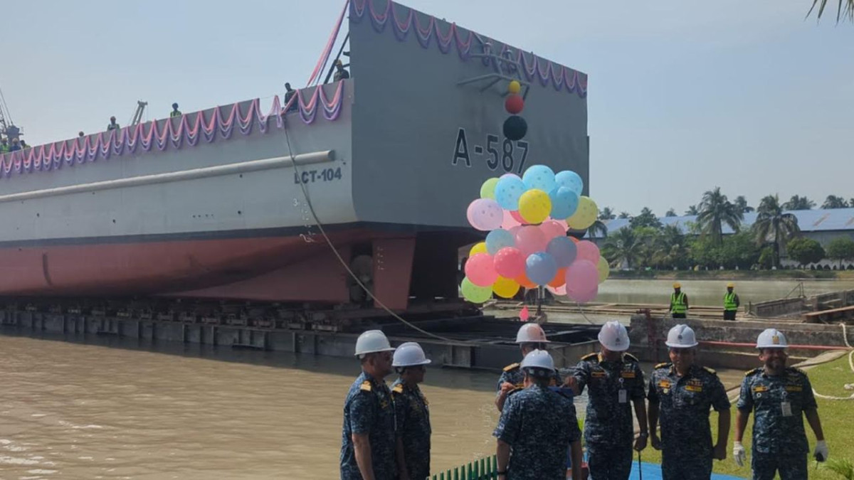খুলনা শিপইয়ার্ড, এলসিটি-১০৪, বাংলাদেশ নৌ-বাহিনী, ল্যান্ডিং ক্রাফট ট্যাংক, রিয়ার অ্যাডমিরাল মোহাম্মদ মাকসুদ আলম, নৌ-বাহিনীর আধুনিকায়ন, সামরিক জাহাজ নির্মাণ, খুলনা শিপইয়ার্ডে এলসিটি নির্মাণ