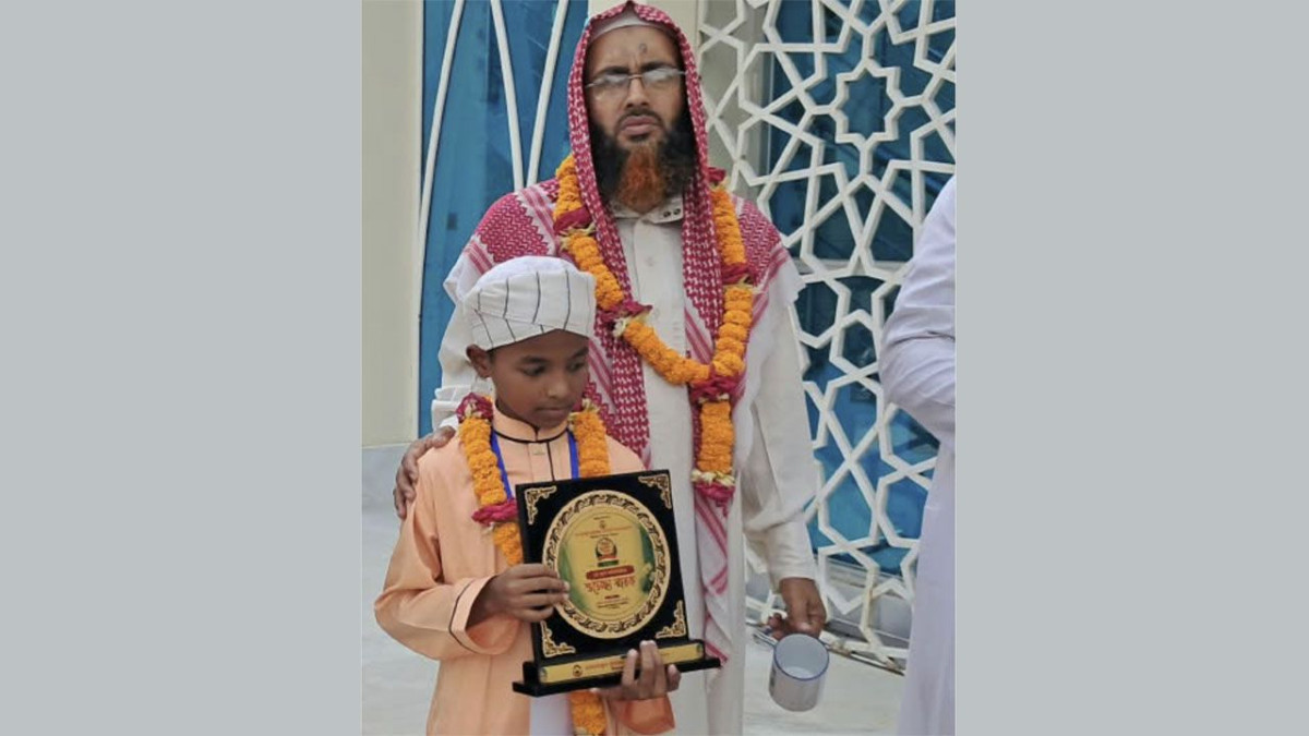 কোরআন প্রতিযোগিতায় প্রথম হয়েছে শিশু হাফেজ মোহাম্মদ ওসামা