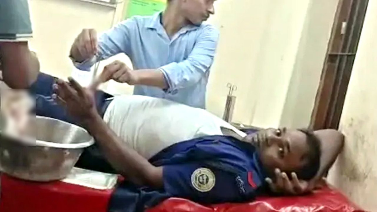 আহত গলাচিপা থানার পুলিশ কনস্টেবল মো: জসিম