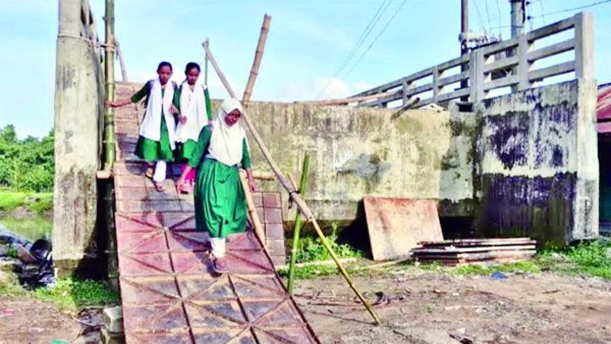 দোয়ারাবাজারে সেতুতে উঠতে হয় পাটাতন বেয়ে
