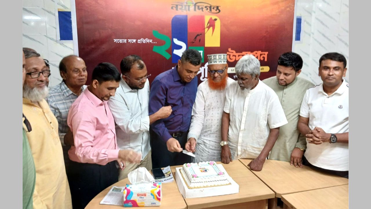 কুমিল্লায় কেক কেটে নয়া দিগন্তের ২২তম বর্ষপূর্তি উদযাপন