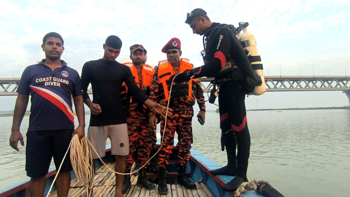 নিখোঁজ দু’জনকে উদ্ধারে অভিযান চালাচ্ছে ফায়ার সার্ভিসের ডুবুরি দল