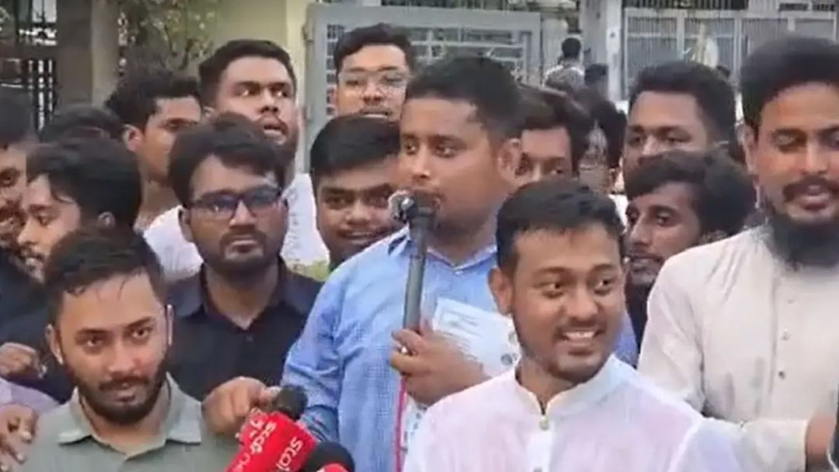 রাজধানীর মুগদায় এক নাগরিক সমাবেশে বক্তব্য দেন হাসনাত আবদুল্লাহ