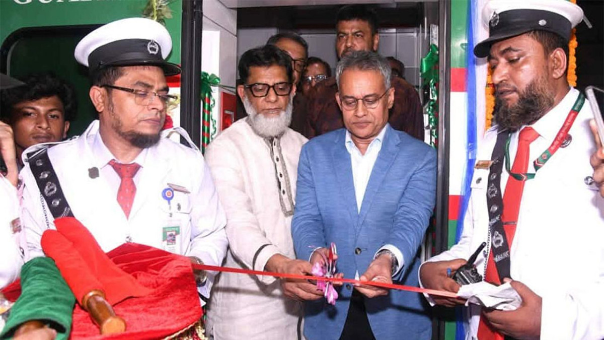 রাজধানীর কমলাপুর রেলস্টেশনে ঢাকা থেকে কক্সবাজারগামী নতুন ট্রেন মহানগর প্রভাতীর উদ্বোধনী অনুষ্ঠানে রেলপথ মন্ত্রী শেখ রবিউল আলম