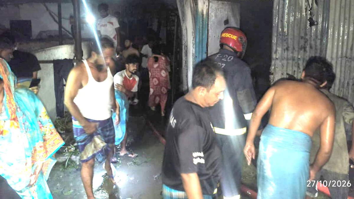 সিদ্ধিরগঞ্জে আগুনে পুড়ল ৭ বসতঘর, দগ্ধ ১