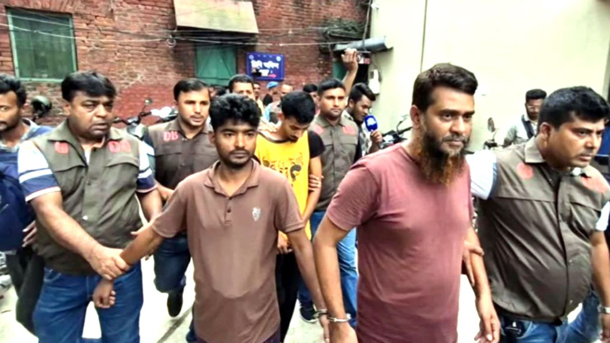 স্বর্ণ ছিনতাইয়ের ঘটনায় গ্রেফতার আসামিদের আদালতে নেয়া হচ্ছে