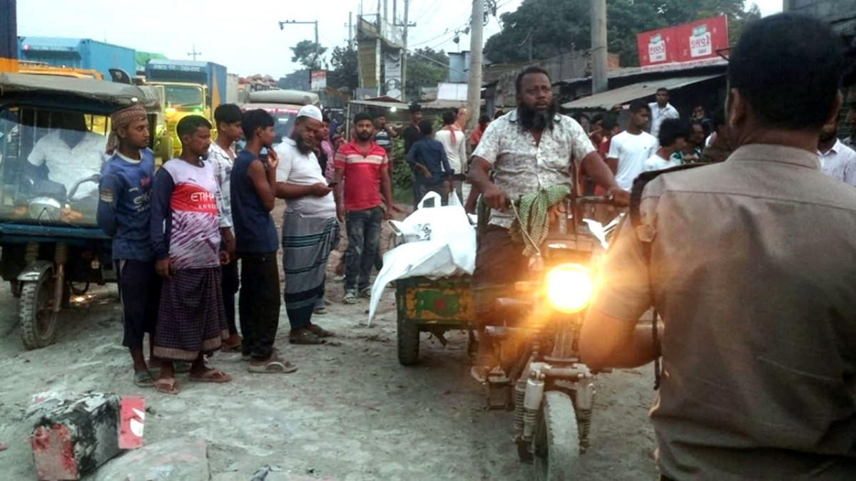 বাস-ট্রাক সংঘর্ষে নিহত বাবা-ছেলের লাশ উদ্ধার করে থানা হেফাজতে নেয়া হচ্ছে