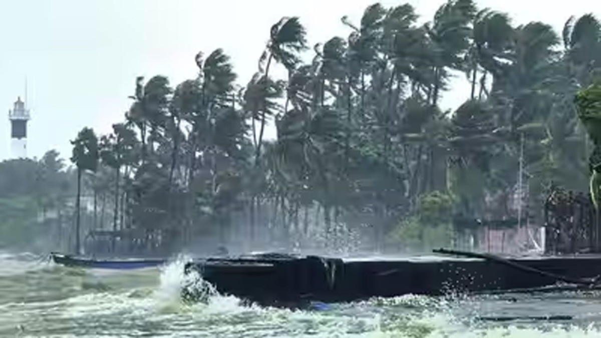 ভারতের পূর্ব উপকূলে আঘাত হেনেছে ঘূর্ণিঝড় অর্ণব