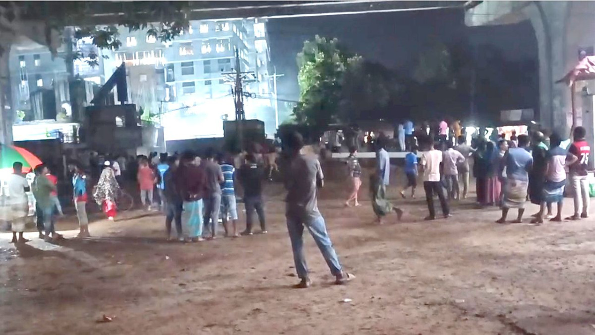 মজুরি বৃদ্ধির দাবি : আশুলিয়ায় পোশাকশ্রমিকদের কর্মবিরতি ও বিক্ষোভ