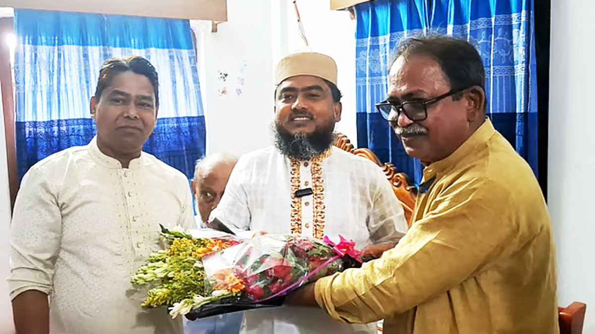 ভোটে জিতে জামায়াত প্রার্থীর বাসায় ফুল নিয়ে যান মির্জা ফয়সল