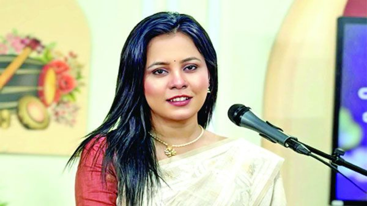শিক্ষকতা ও গানে সমানতালে এগিয়ে মিতু