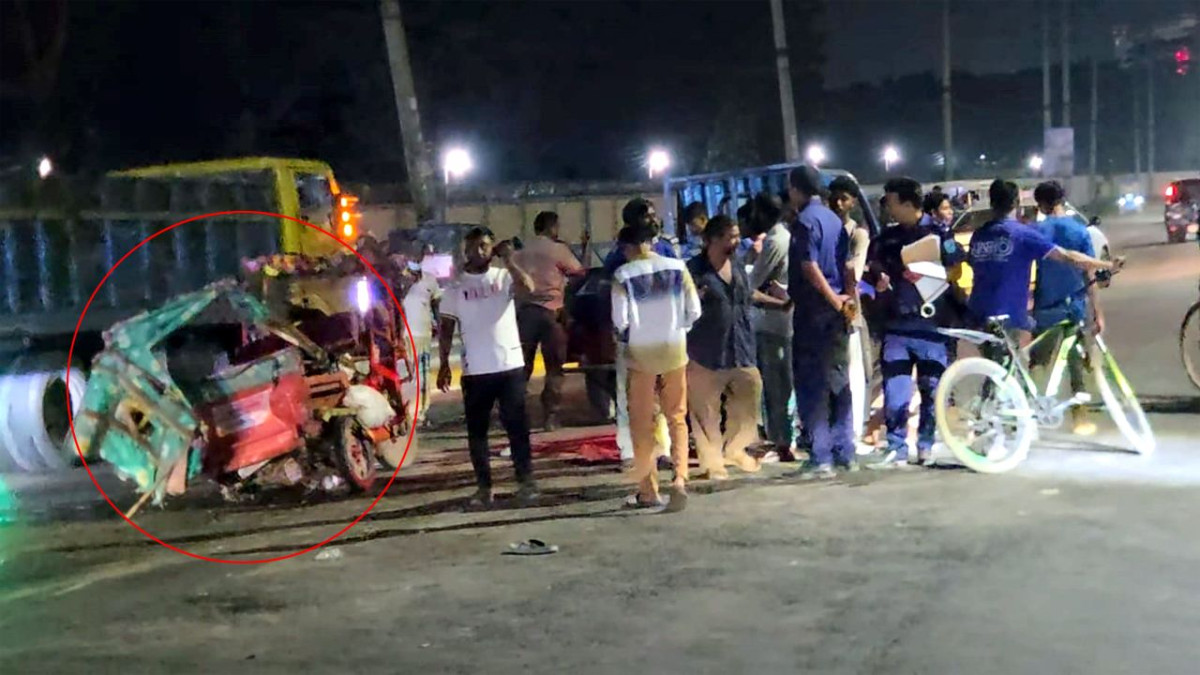 অজ্ঞাত গাড়ির চাপায় দুমড়ে-মুচড়ে যাওয়া অটোরিকশাটি