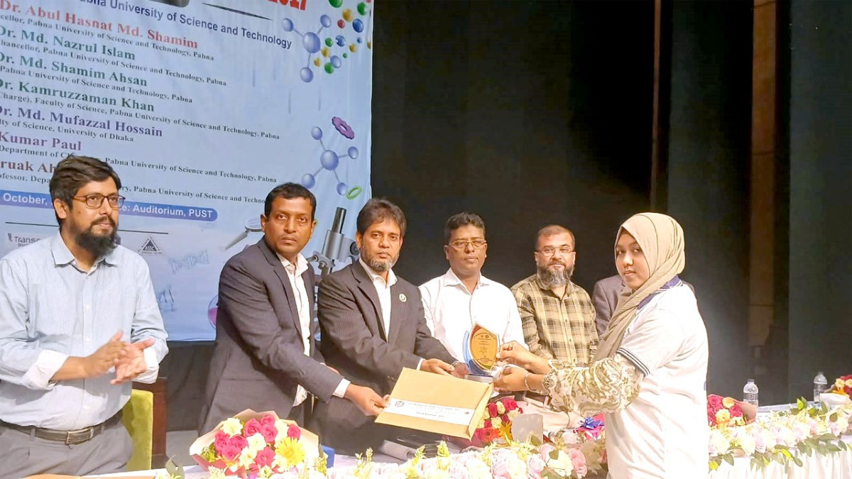 কেমিস্ট্রি অলিম্পিয়াডে বিজয়ী ও নির্বাচিত শিক্ষার্থীদের পুরস্কার ও সনদপত্র বিতরণ