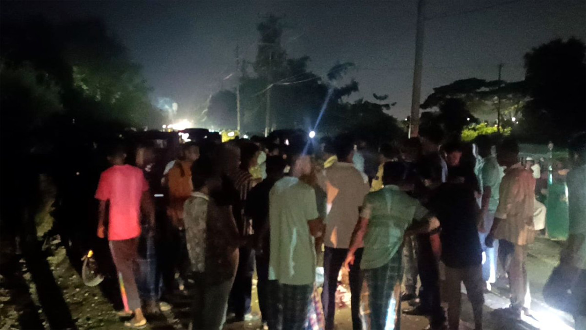 ঘটনাস্থলে স্থানীয়দের ভিড়